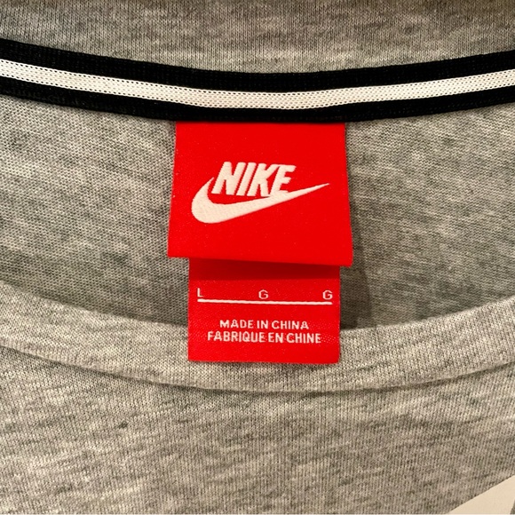 Nike women’s scoop neck t-shirt - Picture 3 of 7